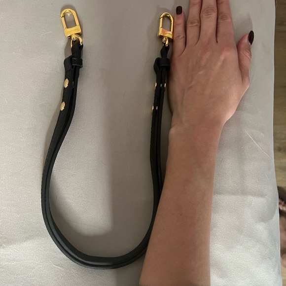 Louis Vuitton purse strap that goes to the “FAVORITE” purse. - Picture 4 of 11